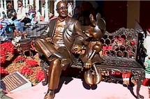 La statue Sharing the Magic.