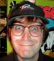 Pascal Pierrey faisant une pose loufoque pour les besoins du  n°480, qui marque les quarante ans du mensuel.