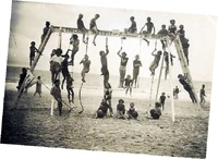 Une photographie prise dans un Club Mickey, en 1935. Après-guerre, le sport est à l'honneur aux Clubs Mickey.
