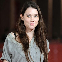 Astrid-berges-frisbey2