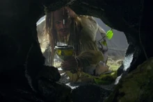 Воробей наполняет чаши водой из источника