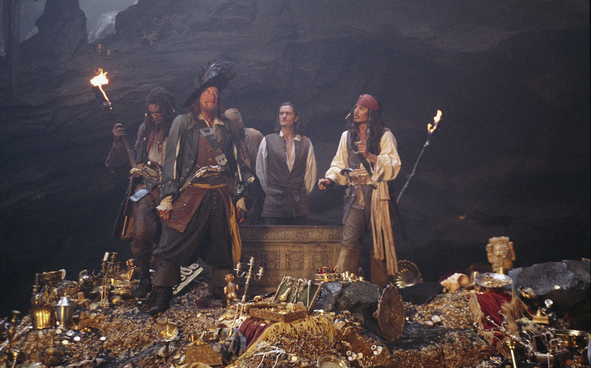 На острове жили 90 пиратов. Пираты Карибского моря проклятие черной Жемчужины. Пираты Карибского моря 1 сокровища. Пираты Карибского моря Джек Воробей и сокровища.