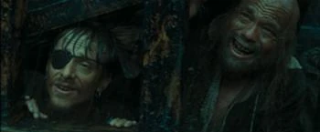 Ragetti e Pintel assistono al bacio tra Elizabeth Swann e Will Turner