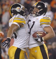 Pittsburgh Steelers James Farrior (L) adjusts the helmet on