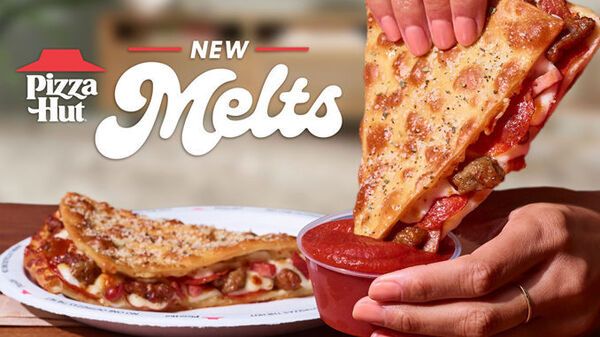 Double hit pizza Composition: branded dough, tomato sauce, mozzarella cheese, pe