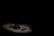 O quinto teaser revela um chapéu roxo jogado ao chão, além de uma gravata borboleta da mesma cor.