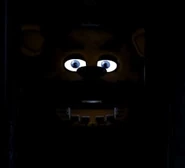 Close-up de Freddy enquanto ele toca seu jingle.