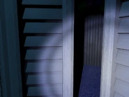 A porta do Armário aberta e iluminada.