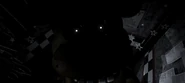 Freddy no Canto do Corredor Leste, olhando diretamente para a câmera.