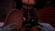 Freddy Fazbear na fase Reparar Freddy, após o jogador ter aberto a sua barriga.