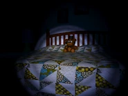 Uma pelúcia de Freddy sentada na cama.