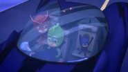 Gekko driving the Cat-Car