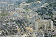 1975年的黃大仙，右方為黃大仙上邨，地鐵正興建中