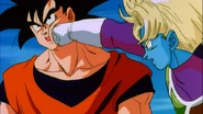 Thouser atakuję Gokū, kiedy ten rozmawia z Coolerem