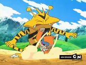 Monferno's Dig hits Electabuzz