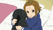 Ritsu comforts Mio