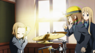 Yui helps Ritsu shine