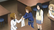 Ritsu fixed Yui's shirt