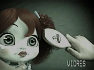 El empleado peinándole el pelo a Poppy.