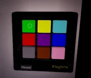 El teclado que hay al lado de la puerta.