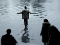 Water walking.jpg (31 KB) Elliot (Misfits) walking on water.