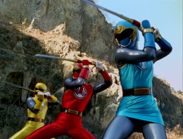 Shane, Tori i Dustin stają się Power Rangers.