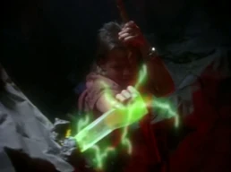 Rocky zamieniony w dziecko znajduje niebieski podkryształ Zeo.