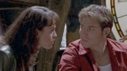 Wes i Jen kłócą się o zawaloną przed Wesa akcję.