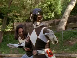 Adam jako Czarny Ranger decyduje się chronić Carlosa.