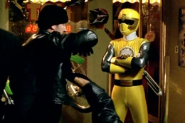 Dustin ratuje sklep Kelly.