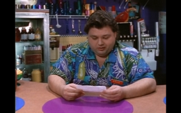 Ernie dostaje czek na ogromną sumę co ratuje jego lokal.