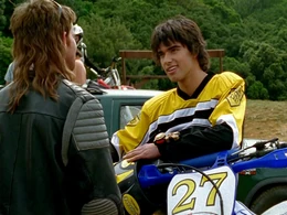 Mężczyzna proponuje Dustinowi,że ulepszy jego motor.