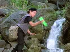 Adam zamieniony w dziecko znajduje fragment Kryształu Zeo.