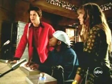 Dino Rangersi martwią się zaginięciem ich nauczyciela.