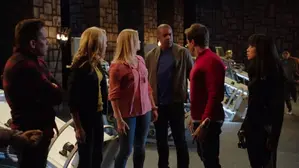 Rocky i inni Rangersi uratowani przez Wesa,Gemmę i Kodę.