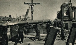 Zniszczony most na powojennej pocztówce