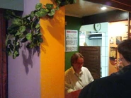 Miła pani która odbiera zamówienia. Zapamiętuje do 9 customowych zamówień bez zapisywania.