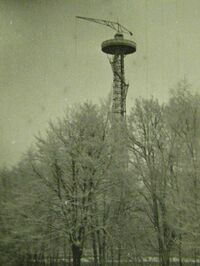 Wieża spadochronowa na terenie Parku