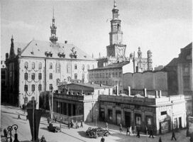 Rynek podczas okupacji niemieckiej. Na pierwszym planie odwach, na drugim nowy i stary ratusz.