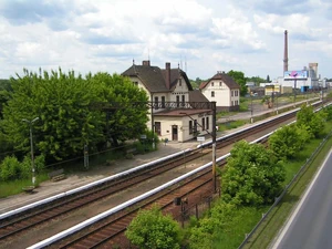 Widok budynku dworca - poniżej pozycje na mapie dawnego dworca Antoninek, oraz nowego przystanku kolejowego