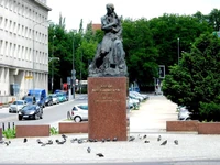 Północna część Alei Karola Marcinkowskiego i Pomnik Karola Marcinkowskiego