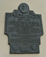 Plac Kolegiacki nr 5 tablica pamiątkowa Marcelego Mottego