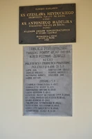 Tablice pamiątkowe na ścianie kościoła