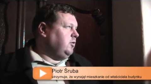 Piotr_Śruba_w_asyscie_policji_włamuje_się_do_cudzego_mieszkania