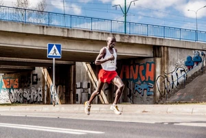 Kenijczyk Paul Kemboi Kiptoo "w locie" na trasie 5. Poznań Półmaraton (wiadukt na ), 1 kwietnia 2012 (fot. mmpoznan
