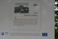 Tabliczka informacyjna przy moście
