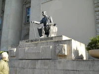 Przed wejściem do gmachu UE - Profesor Zbigniew Zakrzewski