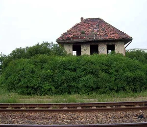 Widok ruin nastawni od strony torów