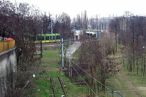 Ślepe zakończenie torów postojowych dla EZT i słupy – pozostałość po niezrealizowanej pętli 