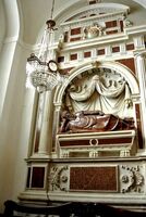 Kaplica Trójcy Świętej - nagrobek biskupa Adama Konarskiego